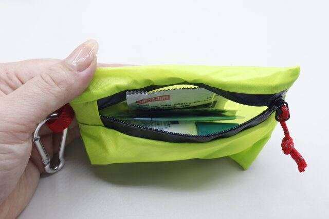 ダイソーのカラビナ付きアウトドア収納ポーチ（ミニ）に小物を収納