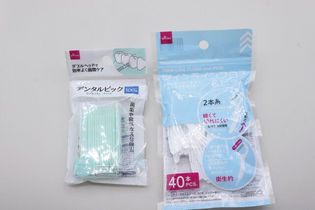 ダイソーのデンタルピック（100本、携帯ケース付）とツインラインフロス＆ピック（40本、ジッパー袋入）のパッケージ