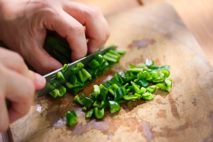 ピーマンを切っている様子