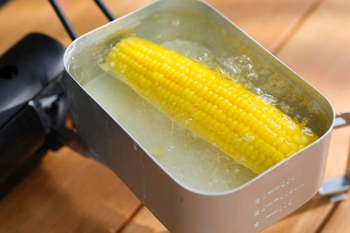 トウモロコシをゆでている様子