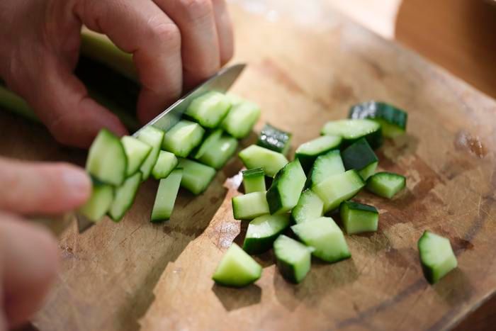 キュウリを7mm幅に輪切りにしている様子