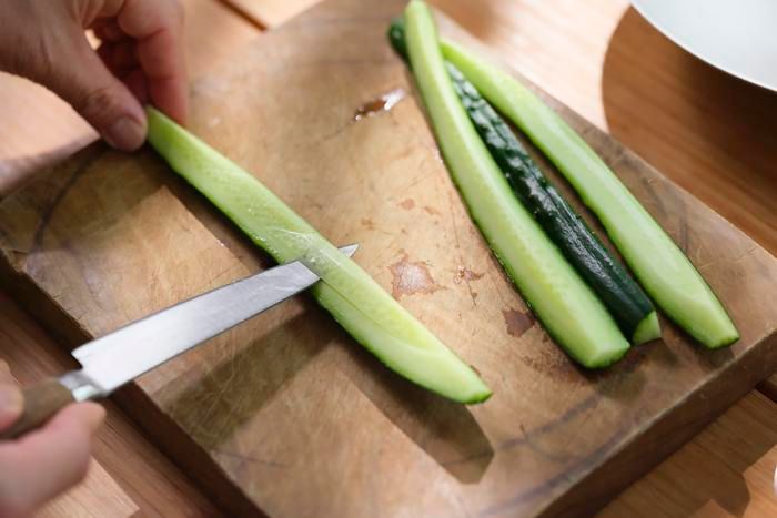 キュウリの種を取り除いている様子