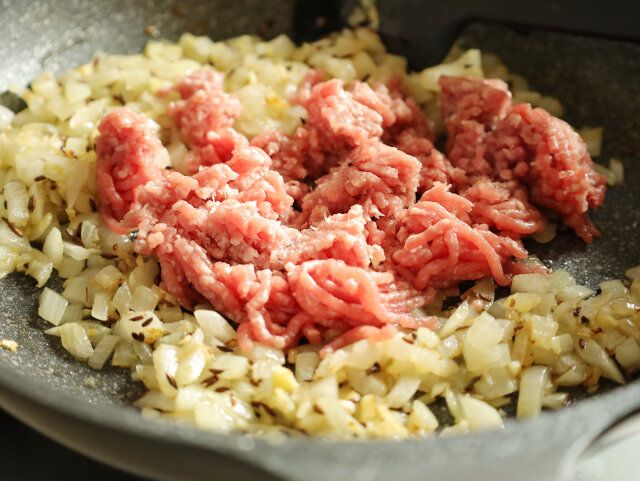 ひき肉を加えて、半分くらい色が変わるまで炒める。