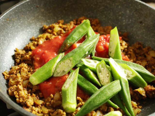 カットトマトとオクラ、水大さじ2を入れる。