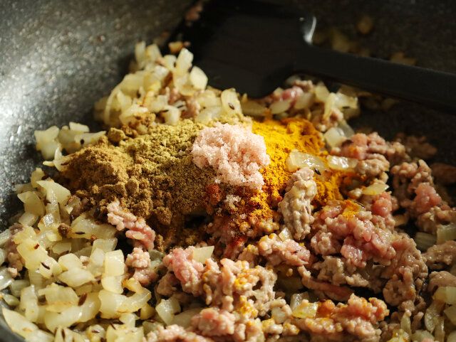 1と塩を入れ、全体に馴染むまで混ぜる。