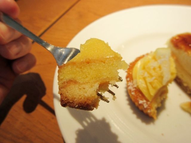 成城石井自家製 タルト・シトロンをすくう
