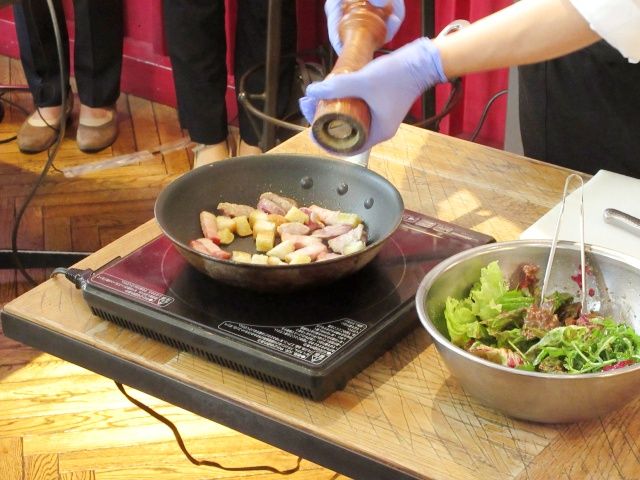 黒こしょうをふるう