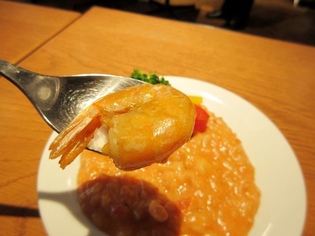 成城石井自家製 海老の旨みをとじ込めた濃厚ビスク風リゾットのエビを持ち上げる