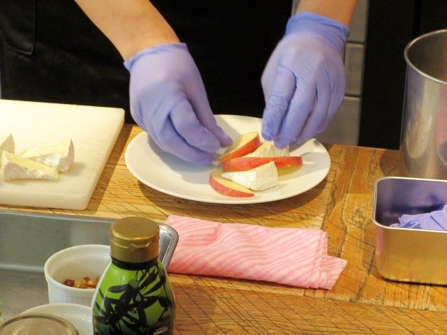 りんごとチーズを皿に並べている