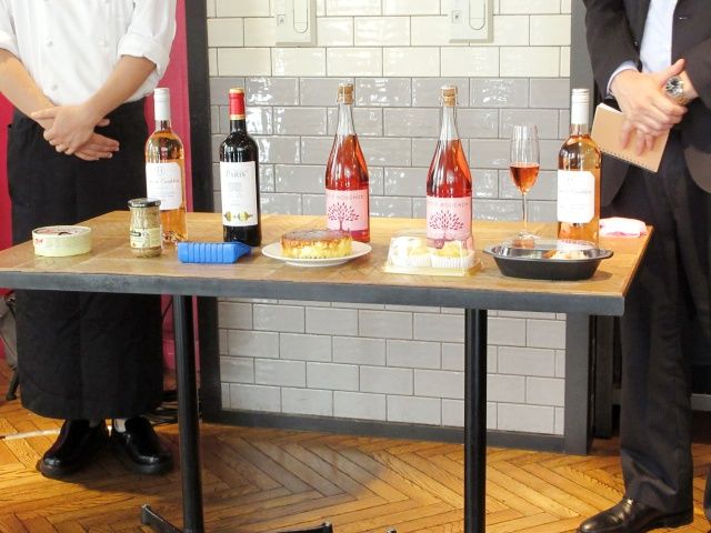 机に並ぶペアリングワイン