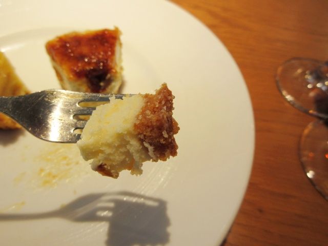 成城石井自家製 ブリュレドゥーブルフロマージュをすくう