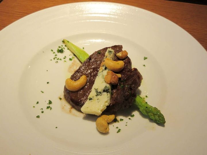九州産黒毛和牛のステーキ～ブルー・ド・オーヴェルニュと燻製ナッツの試食