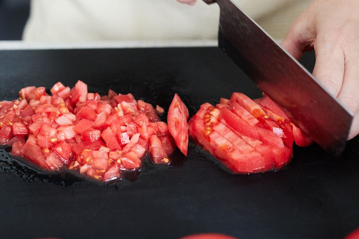トマトをカットする
