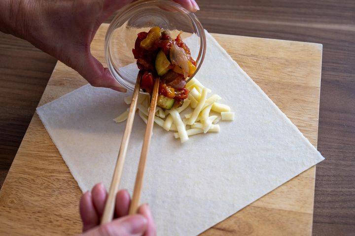 春巻きの皮にラタトゥイユをのせる