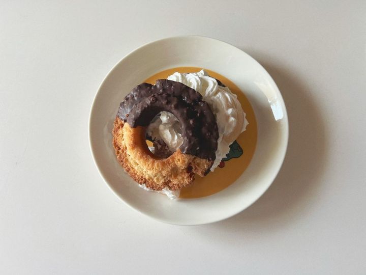 ジューシークリーミー桃のドーナツサンド【渡辺友美子のコーヒーに合うお菓子のレシピ vol.53 〜レシピで旅するヨーロッパ〜】