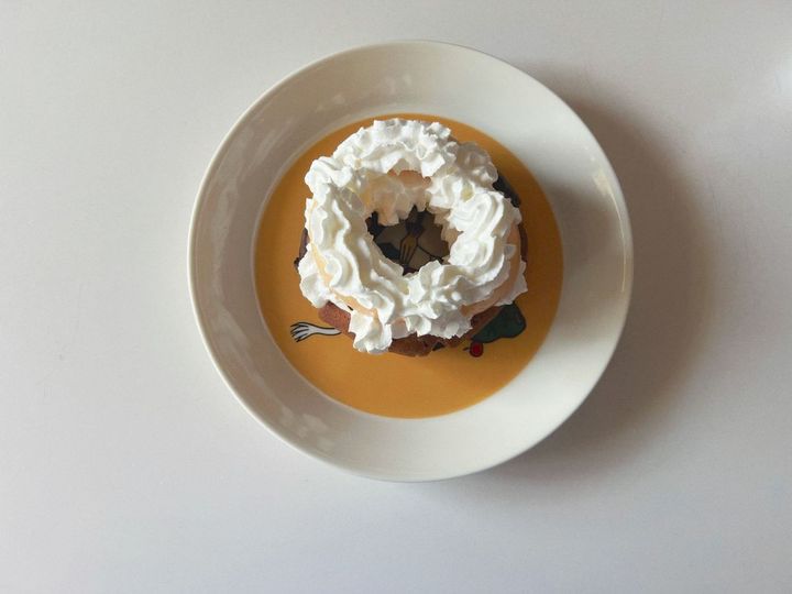 ジューシークリーミー桃のドーナツサンド【渡辺友美子のコーヒーに合うお菓子のレシピ vol.53 〜レシピで旅するヨーロッパ〜】