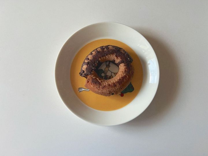 ジューシークリーミー桃のドーナツサンド【渡辺友美子のコーヒーに合うお菓子のレシピ vol.53 〜レシピで旅するヨーロッパ〜】