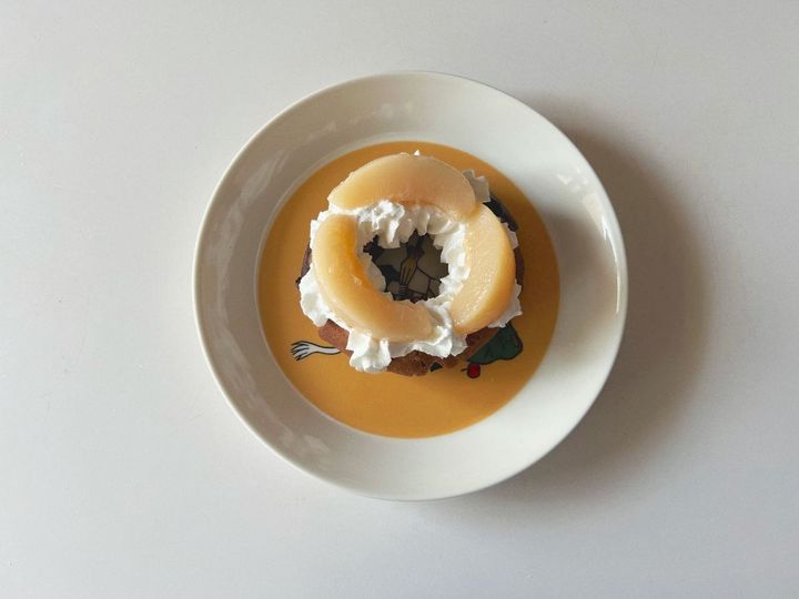 ジューシークリーミー桃のドーナツサンド【渡辺友美子のコーヒーに合うお菓子のレシピ vol.53 〜レシピで旅するヨーロッパ〜】