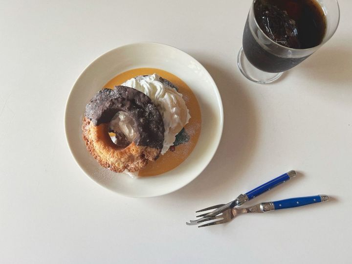 ジューシークリーミー桃のドーナツサンド【渡辺友美子のコーヒーに合うお菓子のレシピ vol.53 〜レシピで旅するヨーロッパ〜】