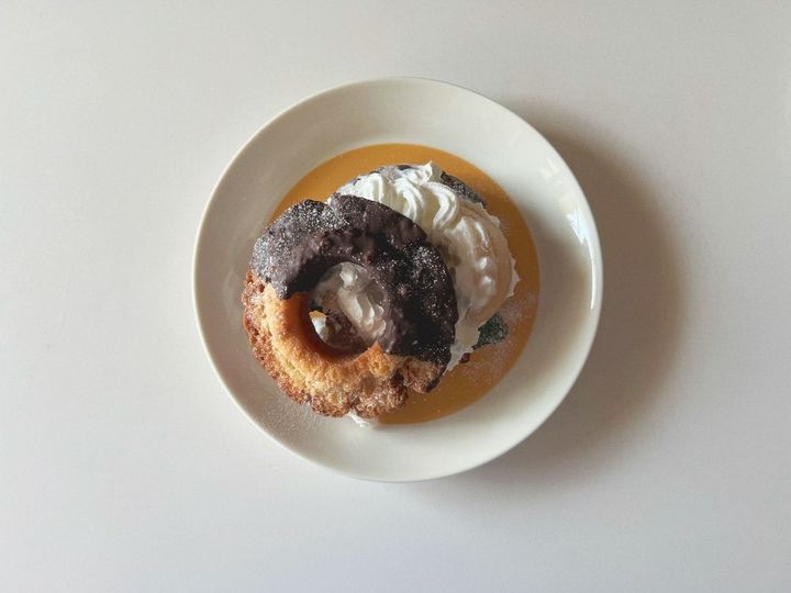 ジューシークリーミー桃のドーナツサンド【渡辺友美子のコーヒーに合うお菓子のレシピ vol.53 〜レシピで旅するヨーロッパ〜】