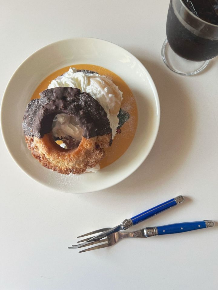 ジューシークリーミー桃のドーナツサンド【渡辺友美子のコーヒーに合うお菓子のレシピ vol.53 〜レシピで旅するヨーロッパ〜】