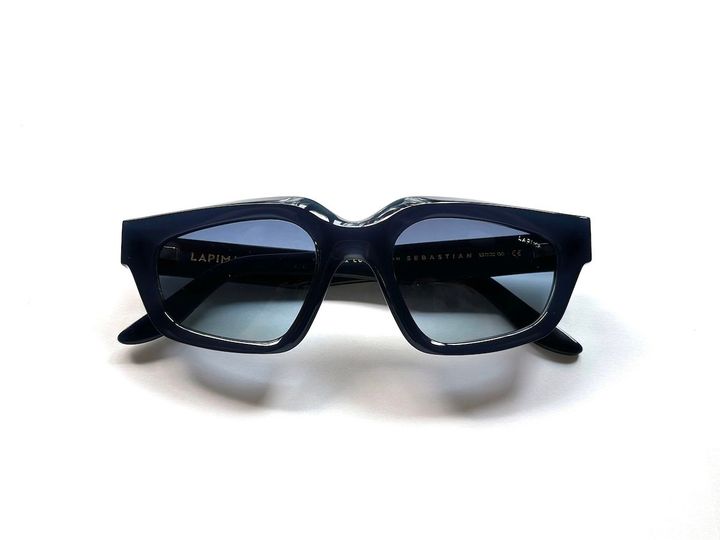 サングラス ¥88,000／LAPIMA