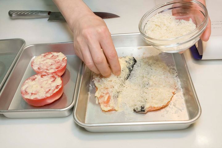 【サケのパン粉焼き】超簡単！サクサクに仕上がるレシピを紹介