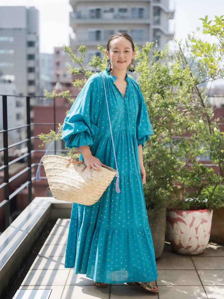 画像: ワンピース￥53,900、バッグ￥15,400 ※オンライン限定発売 ともに【ヴェルニカ】 その他／本人私物 出典：ヴェルニカ