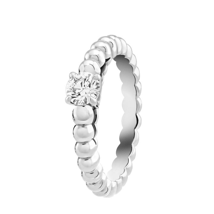 メゾンを象徴するアイコニックなゴールドビーズがモダンに連なる「ペルレ ソリティア」リング（WG×センターダイヤモンド0.3ct〜）￥616,000〜