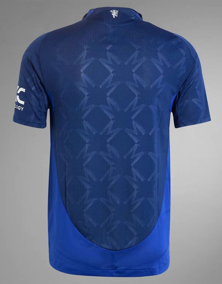 アウェイは美しき青！マンチェスター・ユナイテッドが新ユニフォームを発表 “なでしこ”宮澤ひなたがモデルに