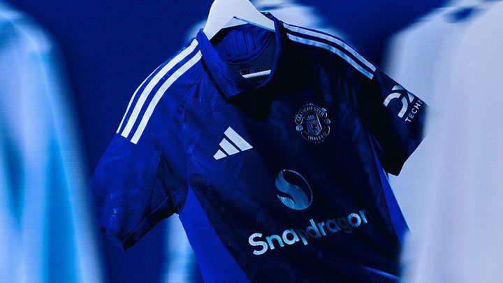 アウェイは美しき青！マンチェスター・ユナイテッドが新ユニフォームを発表 “なでしこ”宮澤ひなたがモデルに
