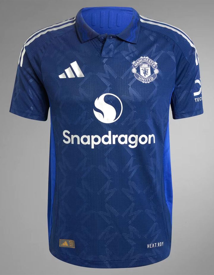 アウェイは美しき青！マンチェスター・ユナイテッドが新ユニフォームを発表 “なでしこ”宮澤ひなたがモデルに