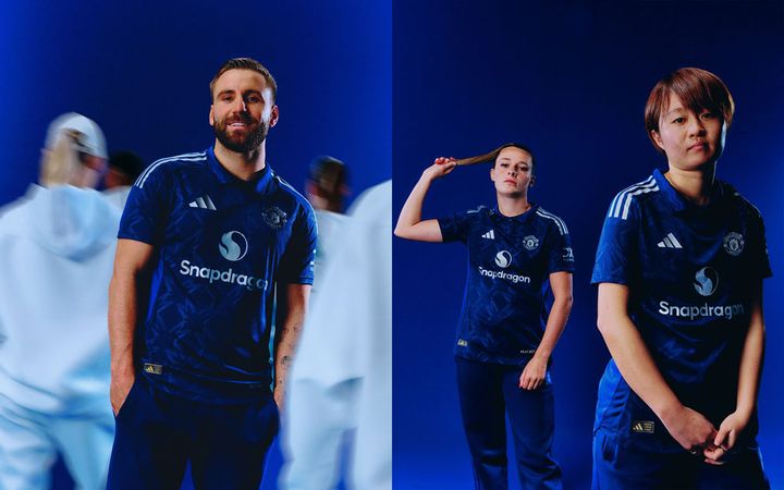 アウェイは美しき青！マンチェスター・ユナイテッドが新ユニフォームを発表 “なでしこ”宮澤ひなたがモデルに