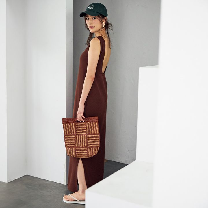 &herの背中が大胆に開いたカップ付きワンピースを着た咲和希さん