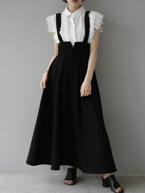 黒ジャンパースカートのモノトーンコーデ3