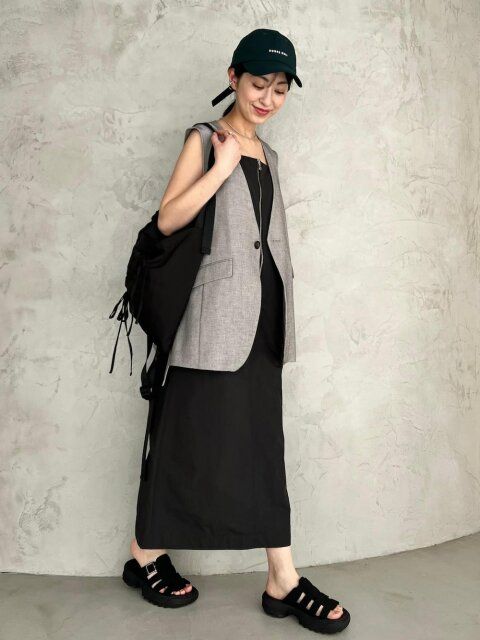 黒ジャンパースカートのモノトーンコーデ4