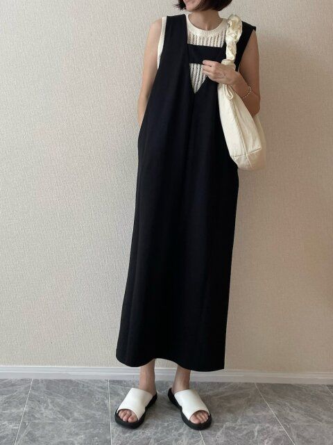 黒ジャンパースカートのモノトーンコーデ1