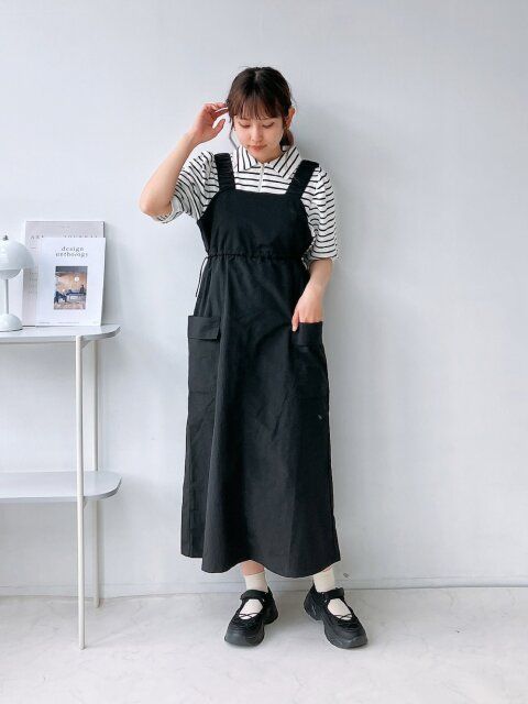 黒ジャンパースカートのモノトーンコーデ5