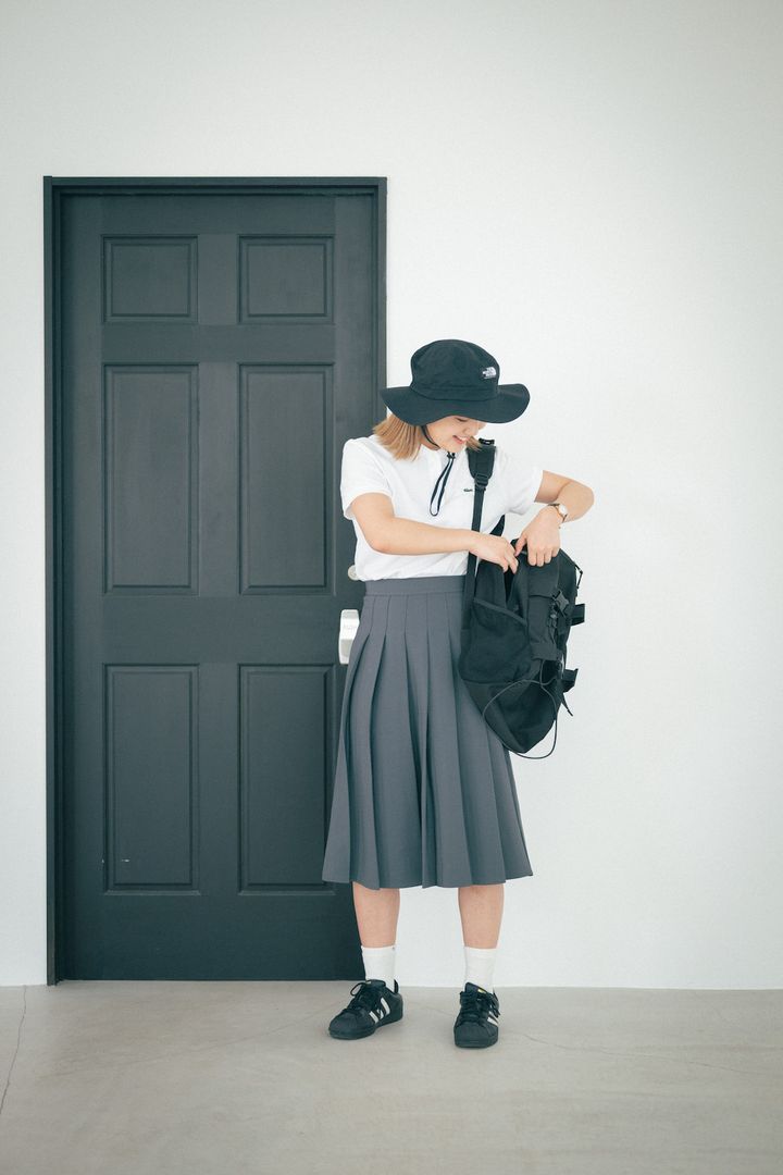 センスのいいアウトドアコーデ。プリーツスカートを思いっきりスポーティに着よう！【FUDGE FRIEND おしゃれさんの毎日コーディネート vol.405｜鈴木楽々】