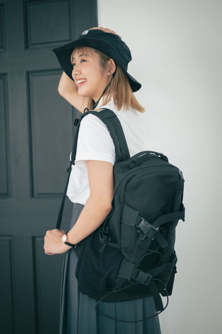 センスのいいアウトドアコーデ。プリーツスカートを思いっきりスポーティに着よう！【FUDGE FRIEND おしゃれさんの毎日コーディネート vol.405｜鈴木楽々】