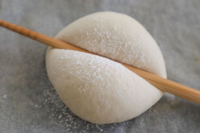 やや太めの菜箸などで、しっかりとくぼみをつける。