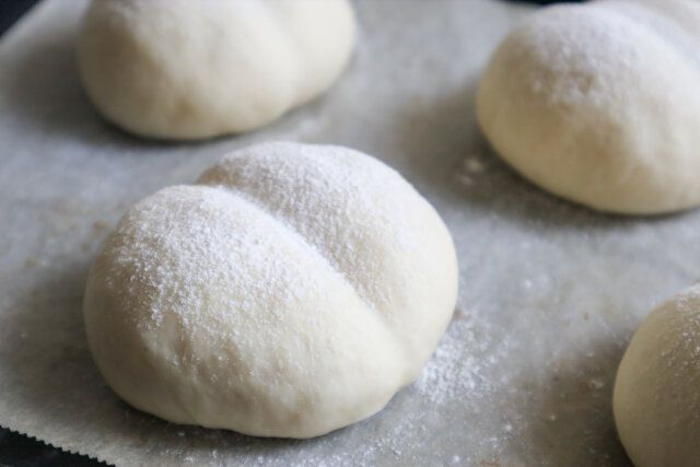 生地の表面に強力粉をふり、160℃で12分焼く。