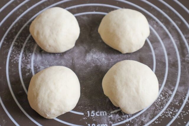 生地を4分割にして軽く丸め、ベンチタイムを10～15分とる。