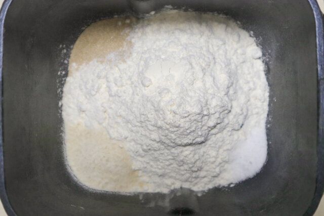 ホームベーカリーに強力粉、砂糖、塩、ドライイーストを入れる。