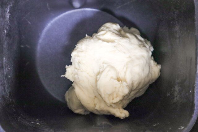 牛乳を加えて10～15分ほどこね、バターを加えて、さらに5～10分こねる。