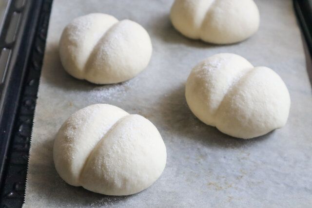 温かいところ（約35℃）で1.5倍程度に膨らむまで発酵させる。