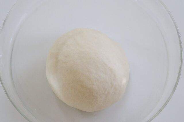生地を丸めて発酵させる。