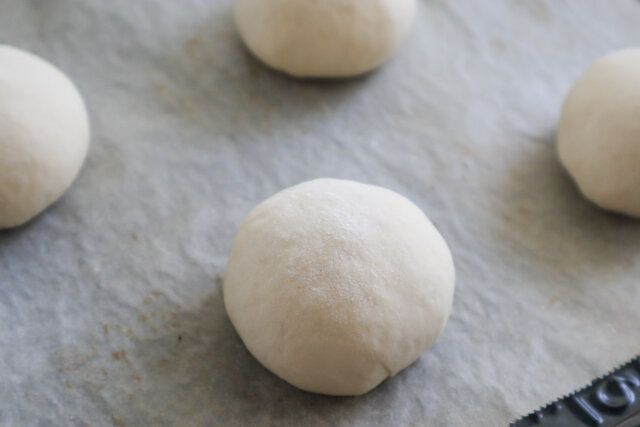 生地を丸め直し、クッキングシートを敷いた天板にのせる。