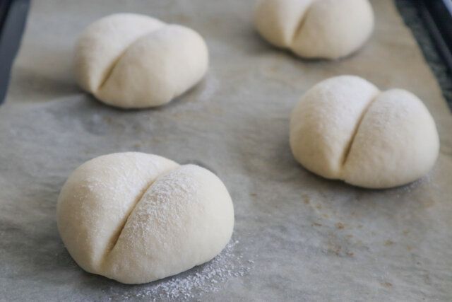 表面に強力粉をふり、真ん中に箸などをぎゅっと押しつけてくぼみをつける。