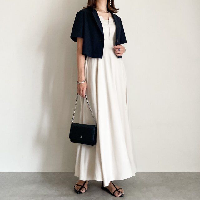 GUハーフスリーブクロップドジャケットとホワイトワンピースコーデ